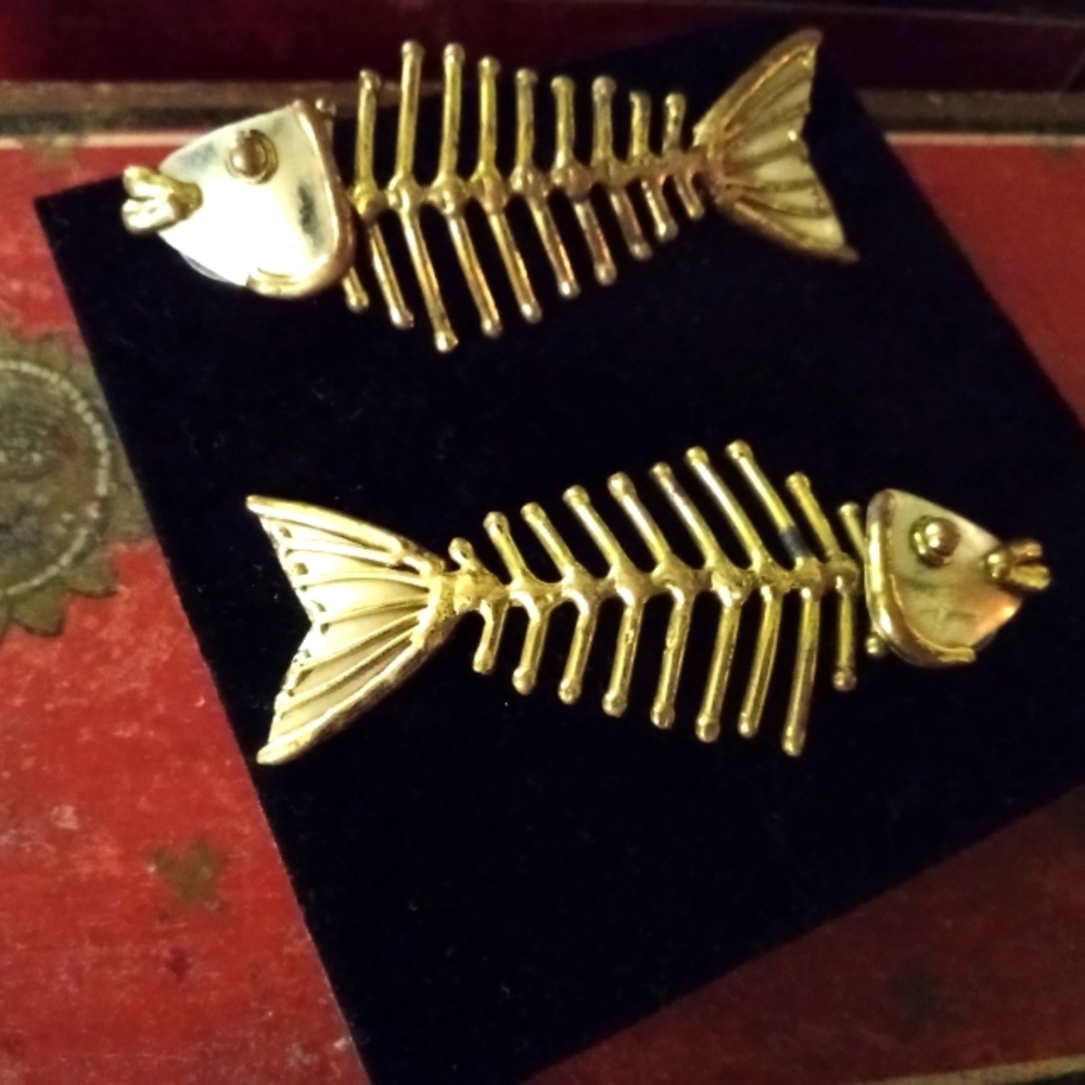 Fish skeleton earrings 🐠